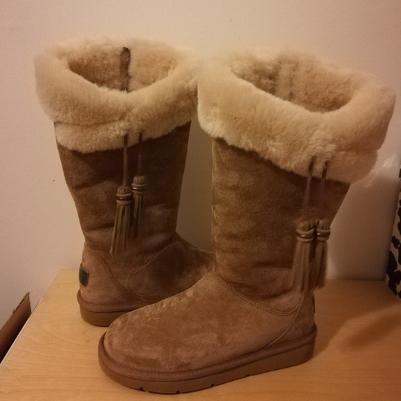 UGG Chestnut Plumdale Tasseled Real Fur Boots - Picture 3 of 8